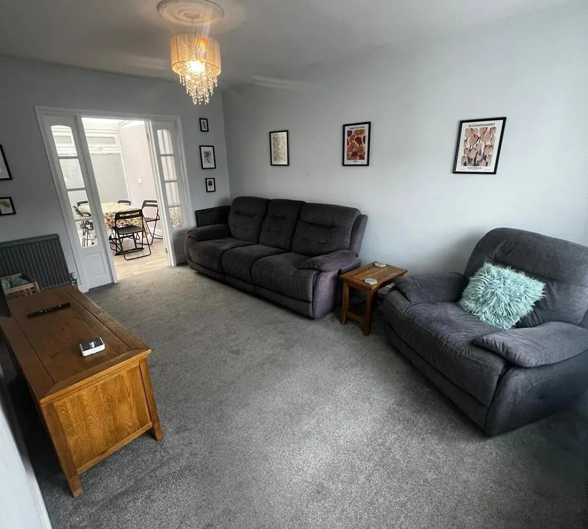 Spacious 3 Bed House, Garden And Parking Sleeps 5 contacts