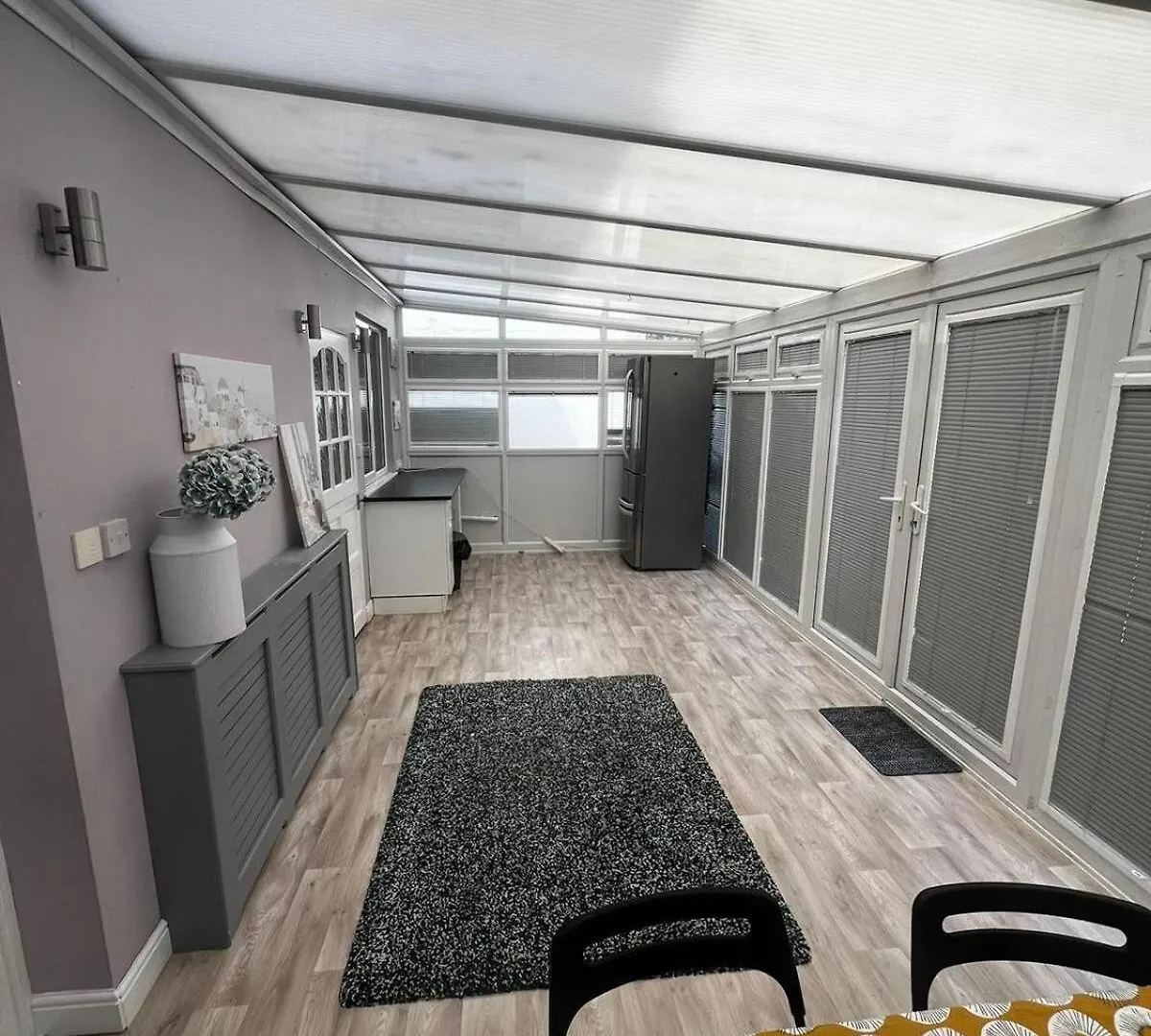 Spacious 3 Bed House, Garden And Parking Sleeps 5 Belvedere